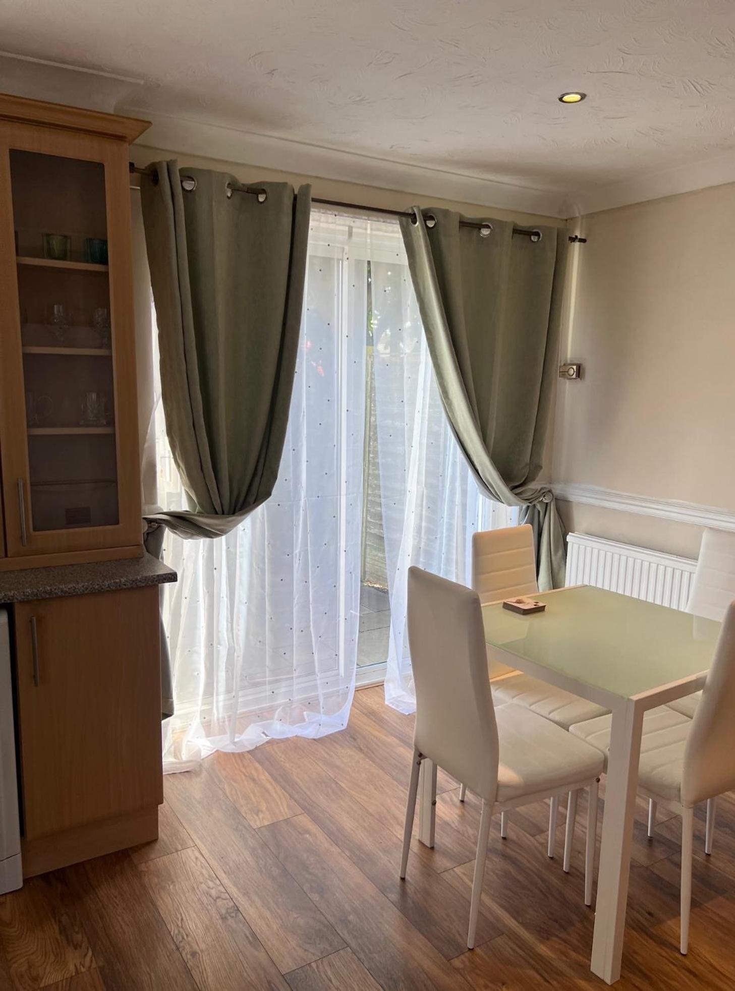 Newport Pagnel Guest House ニューポート・パグネル エクステリア 写真